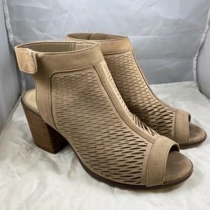 VINCE CAMUTO Women's $129 Brown Leather LAVETT Peep Toe Heeled Bootie Sz 9